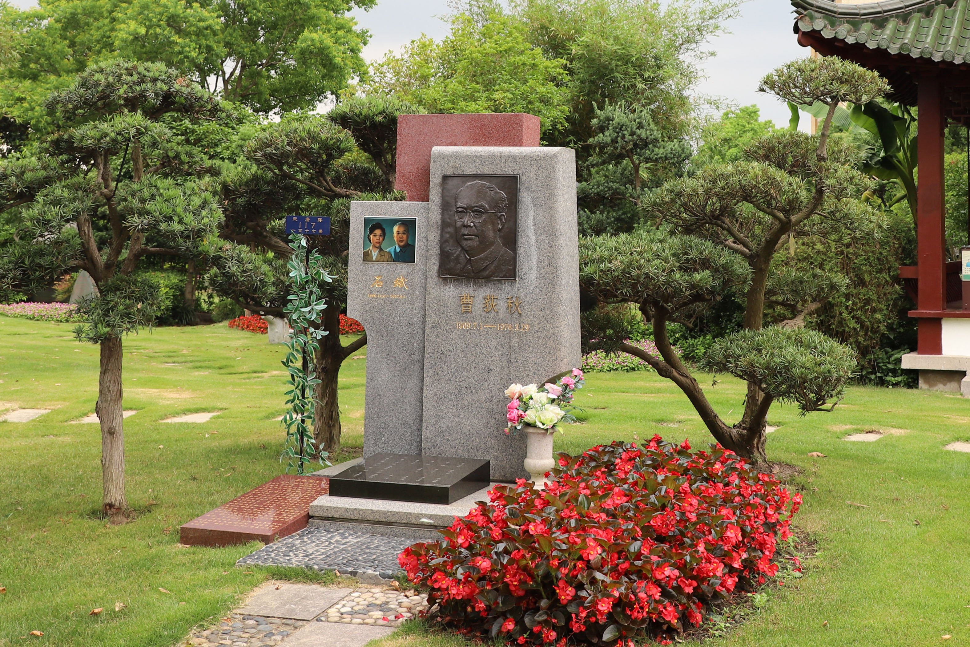 历史回响：曹荻秋纪念碑下的敬仰与思考